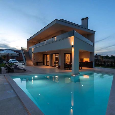 Luxurioese Villa Perla Mit Pool Und Jacuzzi โปเรช ภายนอก รูปภาพ