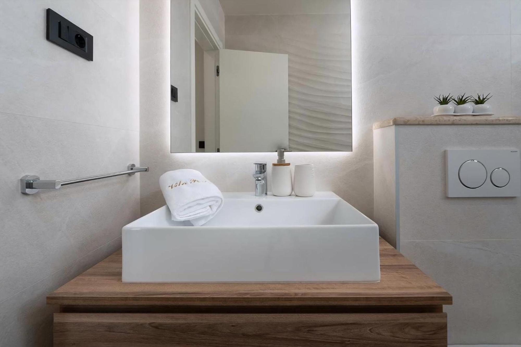 Luxurioese Villa Perla Mit Pool Und Jacuzzi โปเรช ภายนอก รูปภาพ
