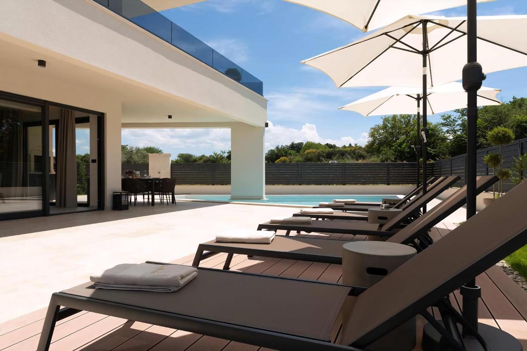 Luxurioese Villa Perla Mit Pool Und Jacuzzi โปเรช ภายนอก รูปภาพ